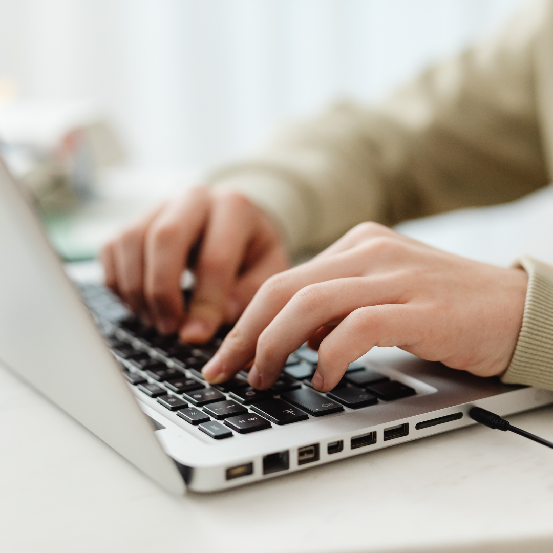 mani che digitano su una tastiera di computer